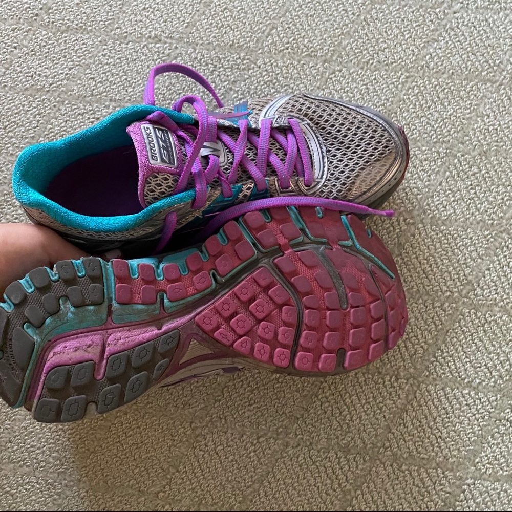 Brooks running sneakers size 8 - Picture 2 of 3